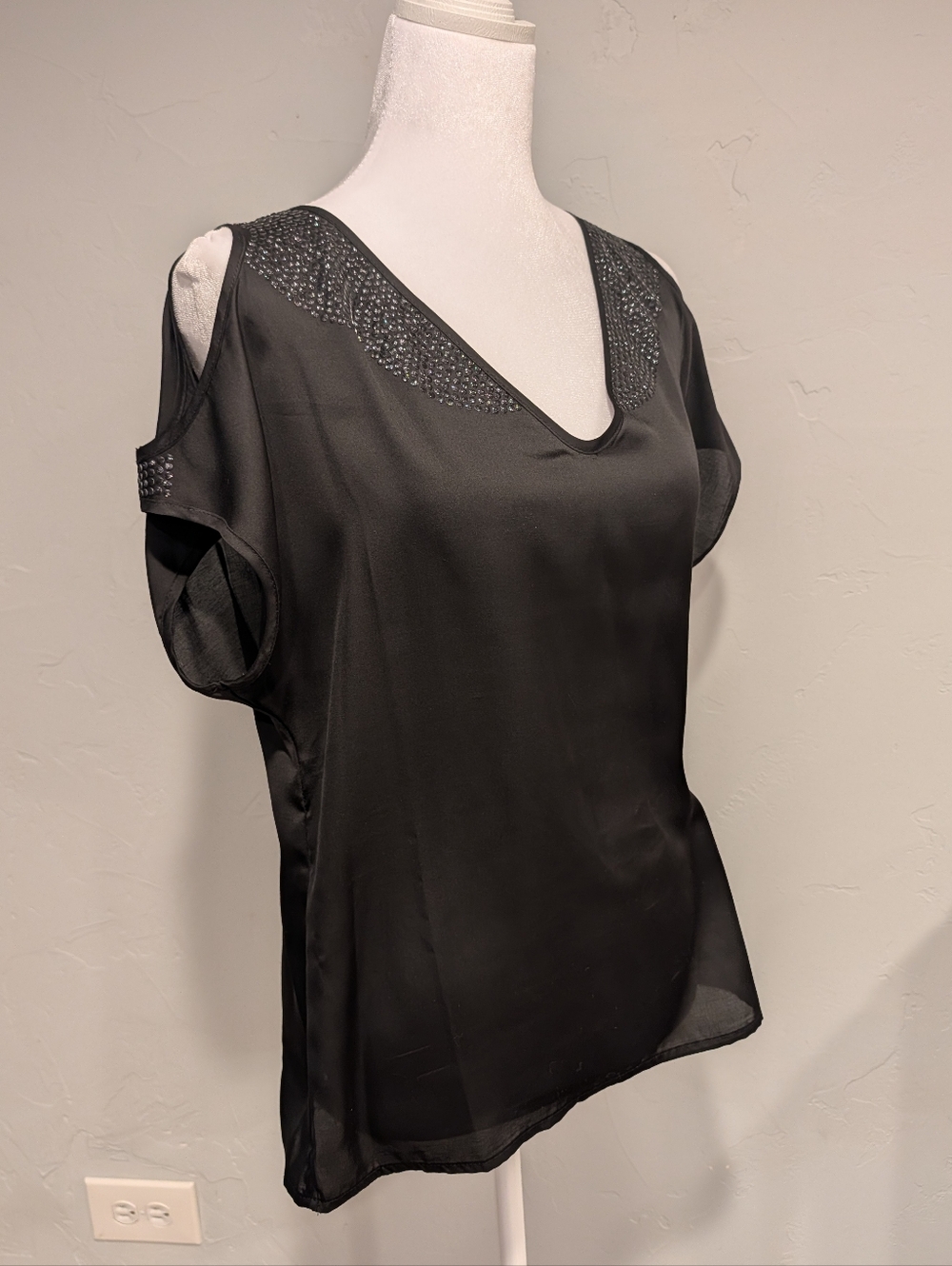 Jessica Simpson cold shoulder top size small